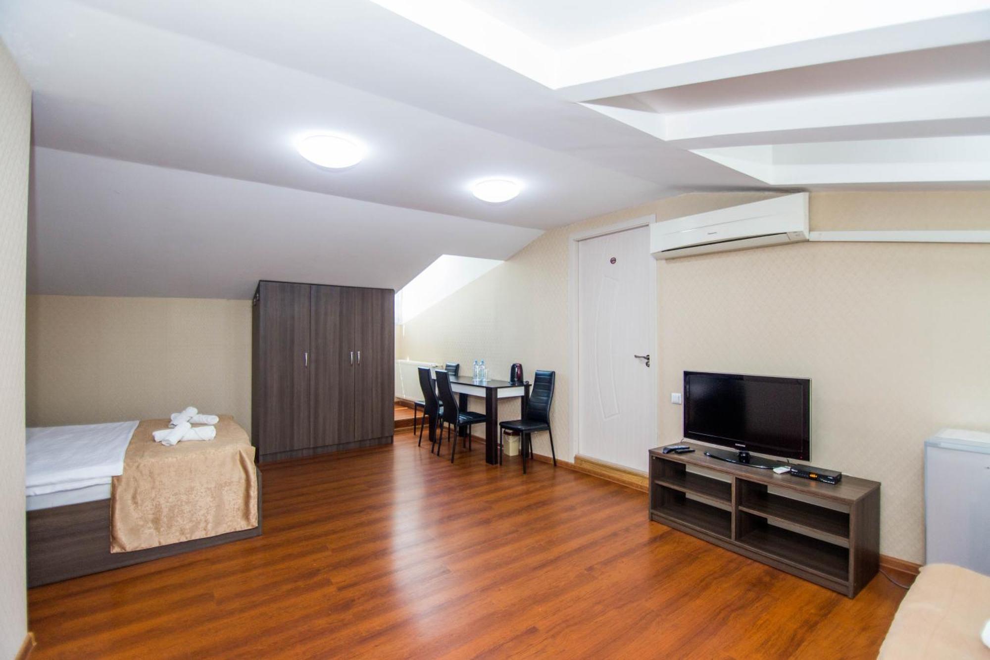 Hotel Care Inn Тбилиси Екстериор снимка
